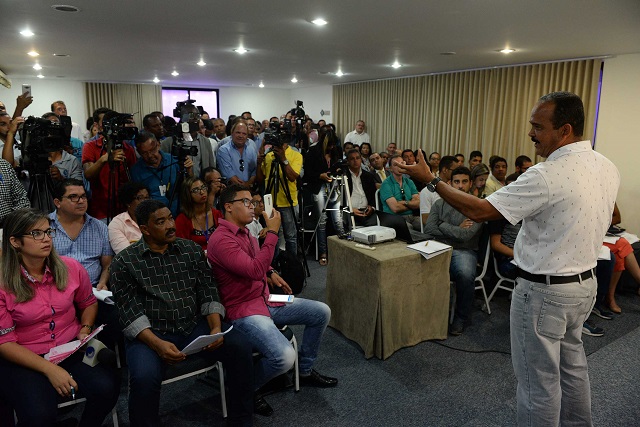 O prefeito eleito de Camaçari, Antonio Elinaldo, apresentou aos vereadores e à imprensa o projeto de lei da reforma administrativa que pretende implantar a partir de janeiro de 2017